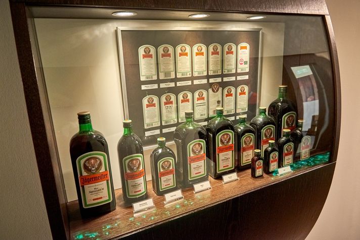 Jägermeister-Flaschen in einer Vitrine mit alten Etiketten